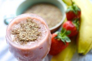 Banana-strawberry-smoothy-with-flaxseeds