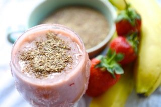 Banana-strawberry-smoothy-with-flaxseeds